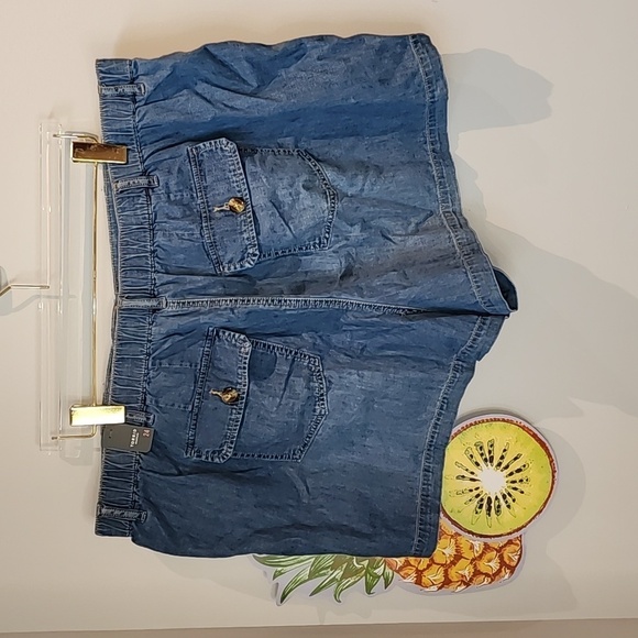 Torrid - 3.5 Inch Relaxed Utility Lightweight Mid-Rise Short in Medium Wash - Picture 4 of 10